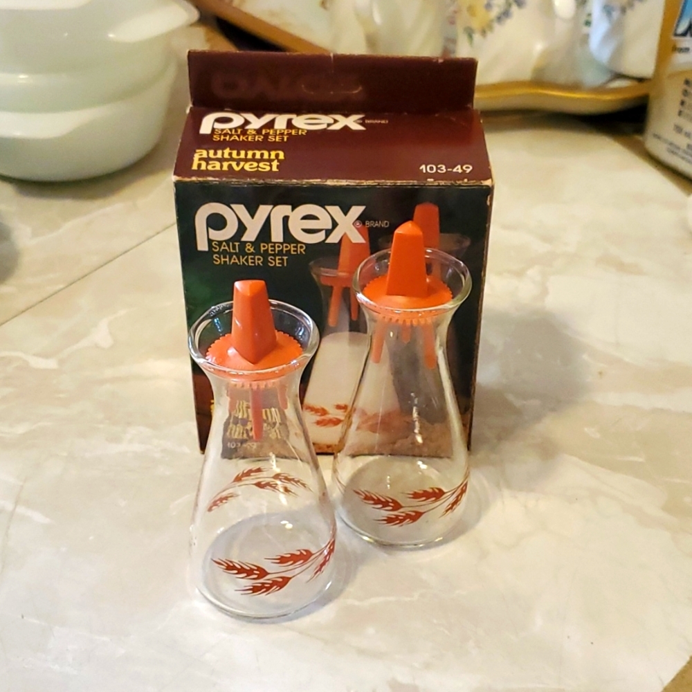 Pyrex Salt & Pepper Set
